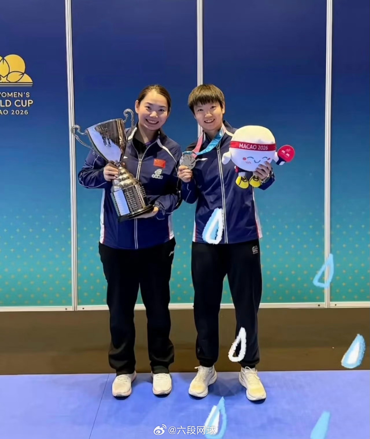 孙颖莎与何卓佳分享奖杯乒乓球 在2026澳门乒乓球世界杯女单颁奖礼现场，三连冠得