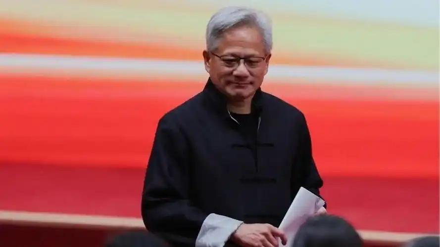 [月亮]英伟达这一次彻底从一根筋变成两头堵了，我估计讲中文穿唐装都救不了黄仁勋一
