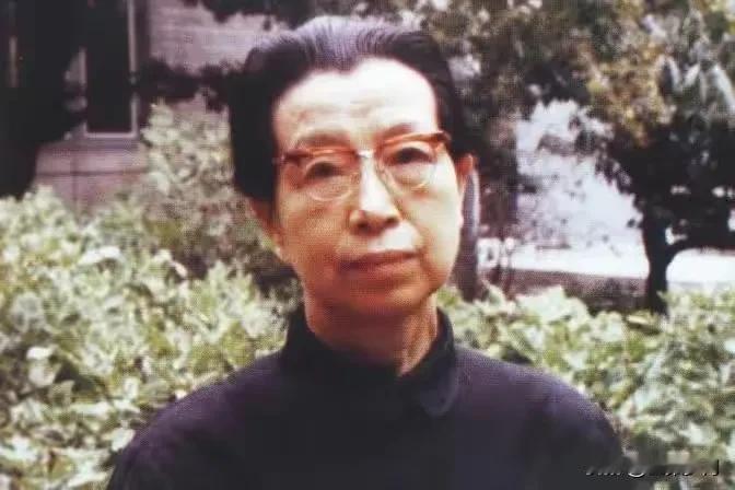 江青在监狱里自杀时，留下十四字遗言，内容是：毛主席，您的学生和战友看你来了…从这