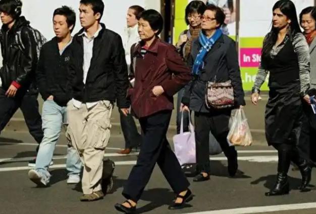 为了养老“两头占”，体制内退休阿姨澳洲拿双份养老金？背后真相没那么简单

移居海