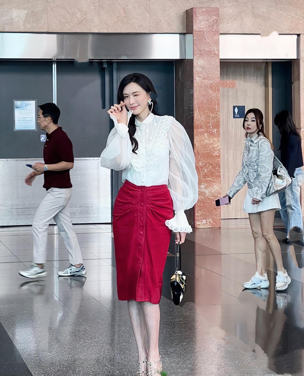 当时品牌方邀请她到我们公司做客，真人很漂亮，皮肤很好，说话轻声细语的，而且非常有