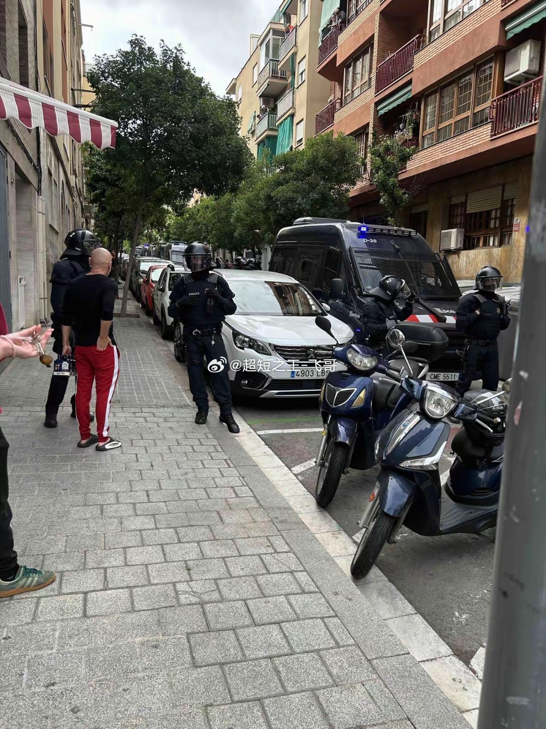 西班牙法律很奇葩。一家人房子发现被人强占，便召集亲友来，警察来保护强占者。法律规