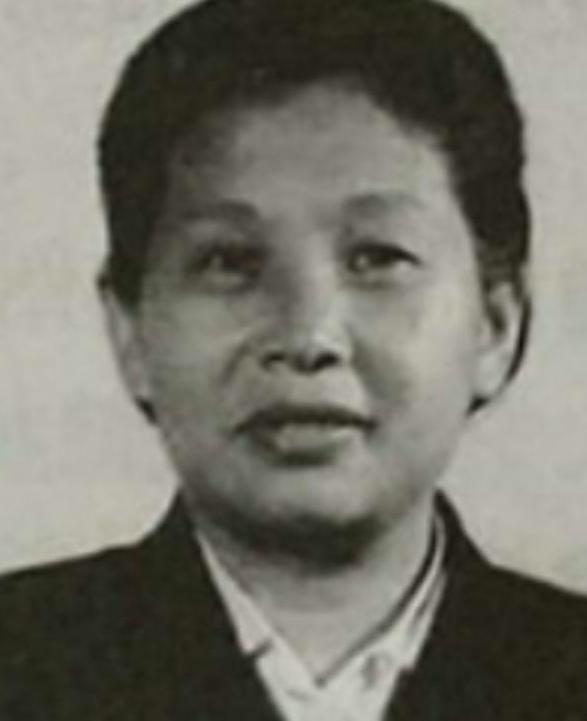 1939年，22岁的新四军女战士徐敏正在如厕，突然被一个壮汉拦腰抱住，那人不由分
