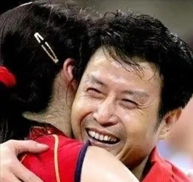 1992年 陈忠和 的第一任妻子因背包带勾住了火车，而被卷入火车下不幸而亡。3年