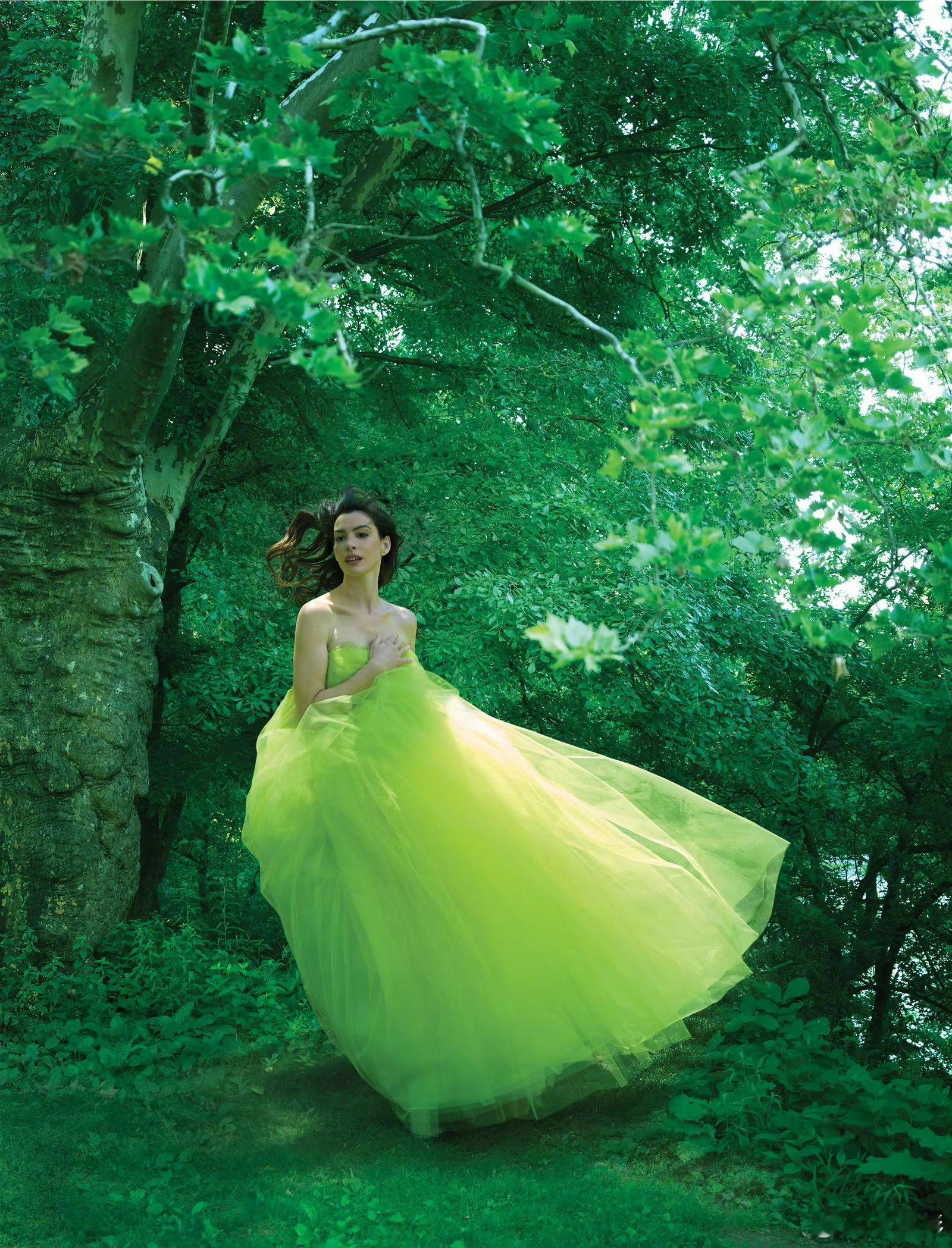 [心] 安妮·海瑟薇 登上《Vogue》杂志八月新刊封面及写真[色][舔屏][抱