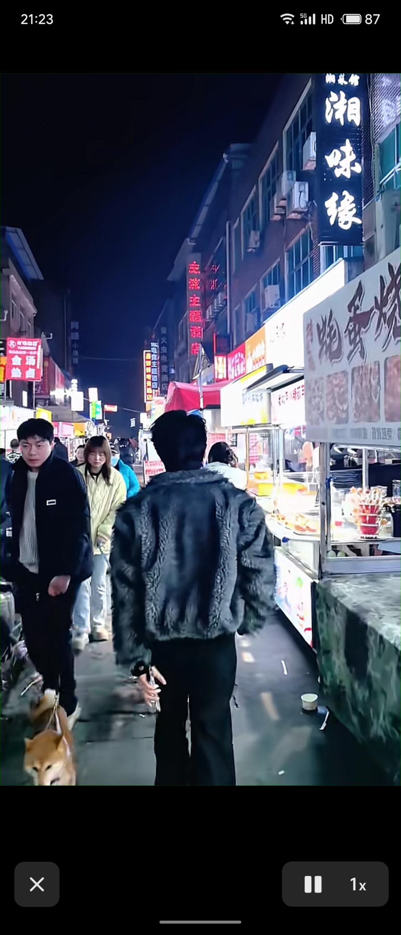 这里因物美价廉、选择丰富而备受好评，30元即可吃撑。但作为人气街区，也长期面临着