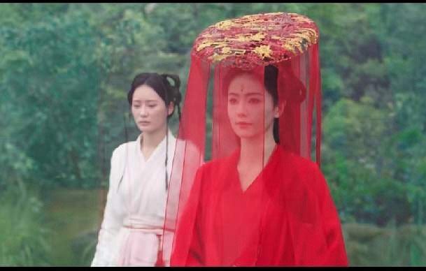 《临江仙》这造型是认真的吗，2025年了，为什么还有头顶蘑菇，这是当成喜帕用了。