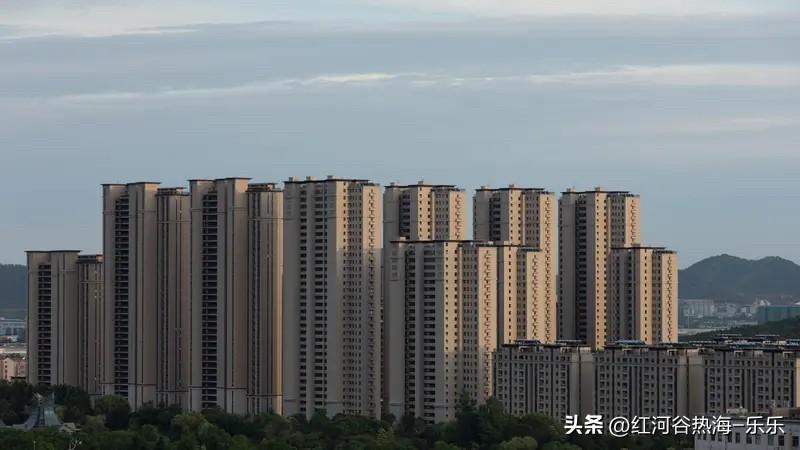 楼市一直不出大招，总是出小利好。
不是看不见的手抹不开面子，或者是不好意思之类的