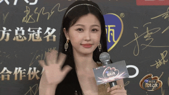 虞书欣那张脸真的是让人无力吐槽，普而不自知啊，明星中咋混了一个路人。