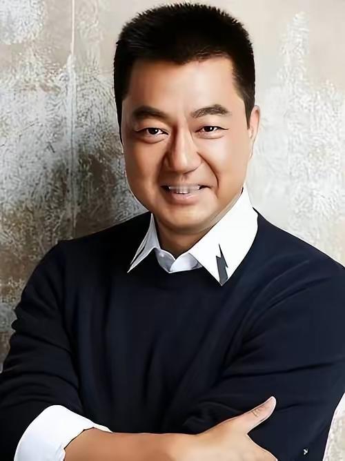 董勇说，我和原配是初恋，她比我大几岁，陪我北漂整整十年。那时候我啥也不是，挤出租