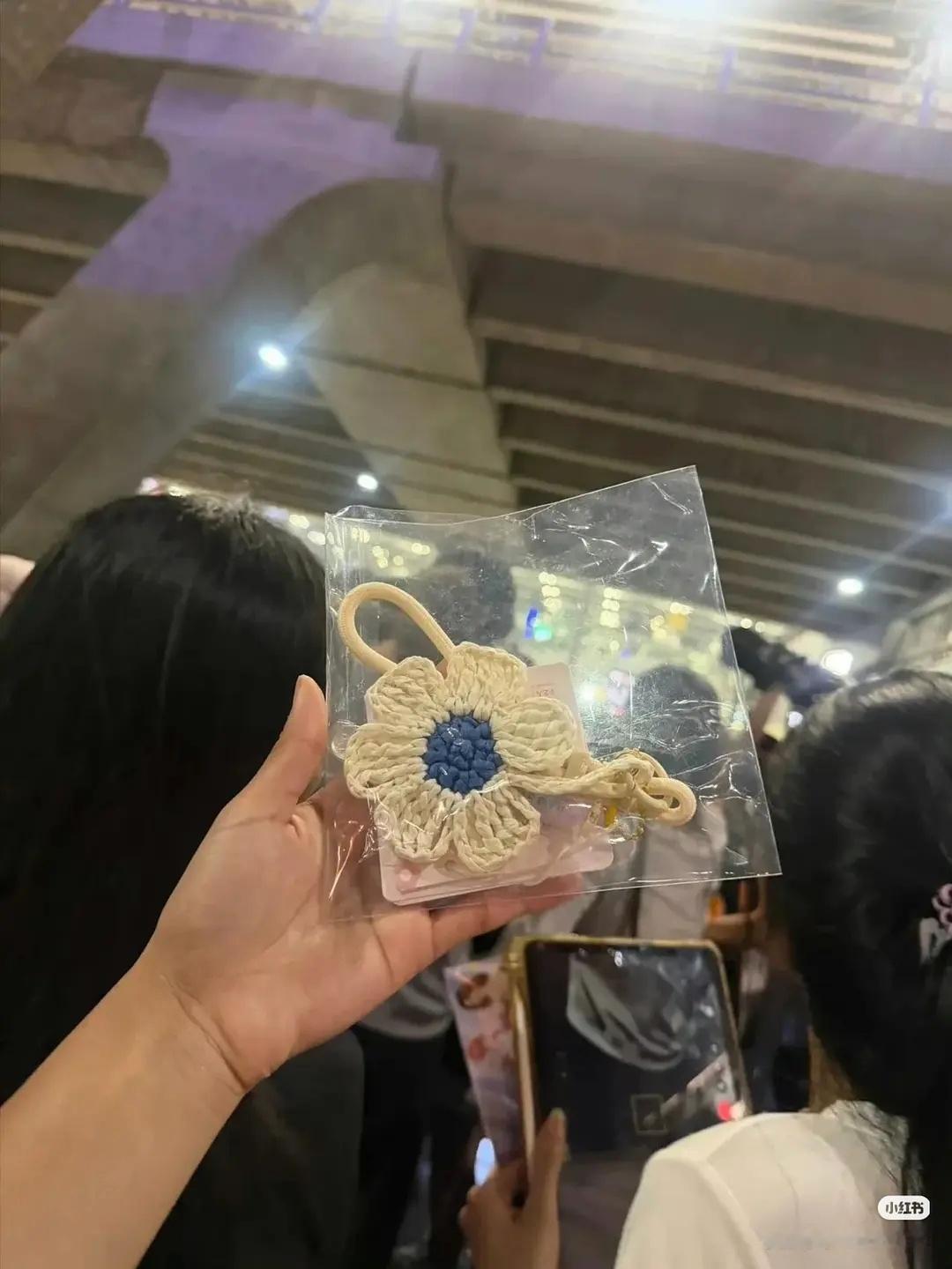赵露思的助农从来不是说说而已，拉了满满一大箱非遗手工艺品送泰国粉丝。。。 赵露思