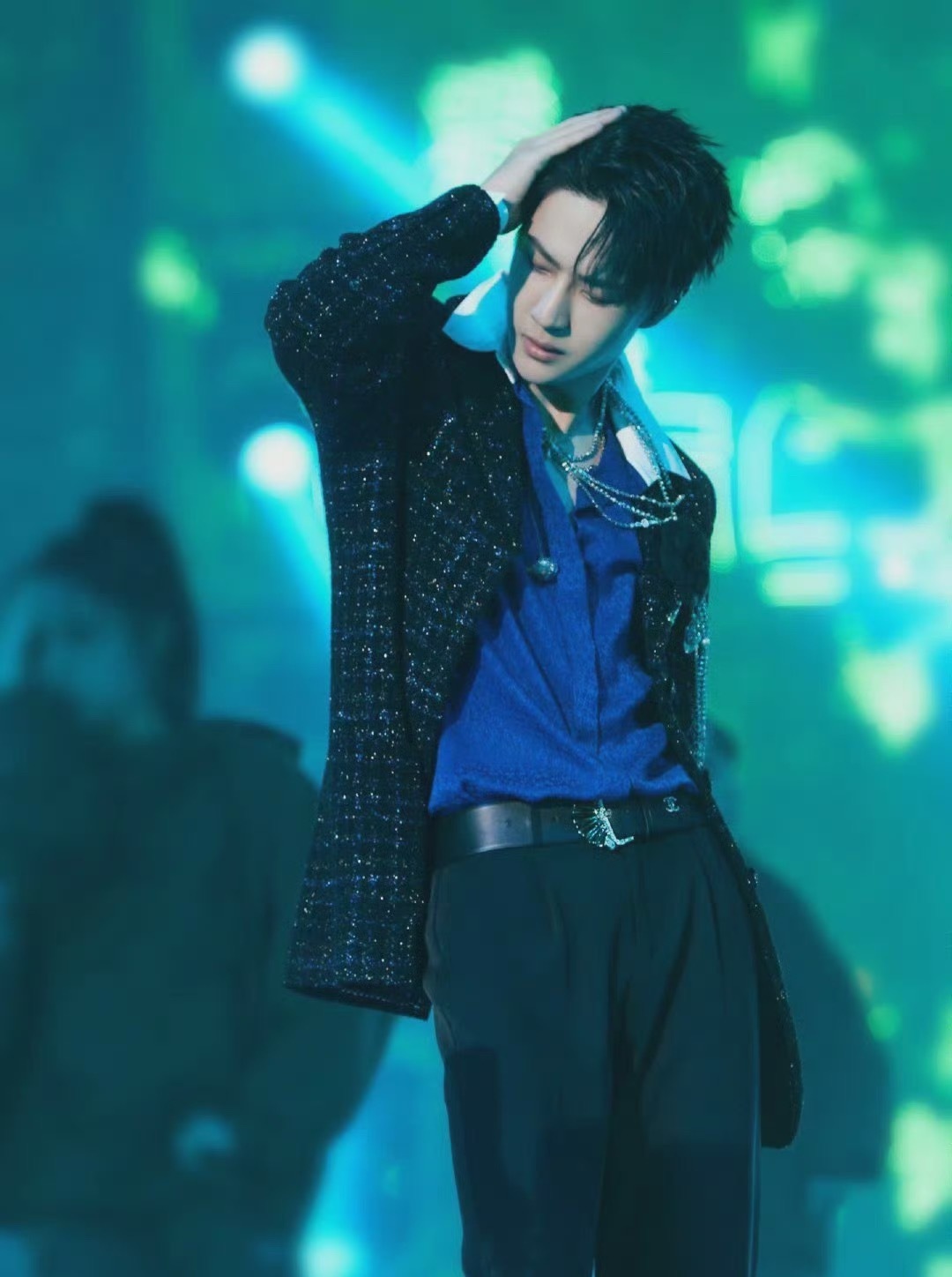 来，叫我一博～干嘛？（看我眼神给出去，身子形成一个X型）王一博