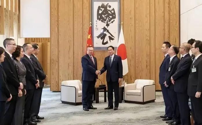 日本彻底服软，继续访华，派重量级代表团。

当地时间10月1日，日本方面透露：日