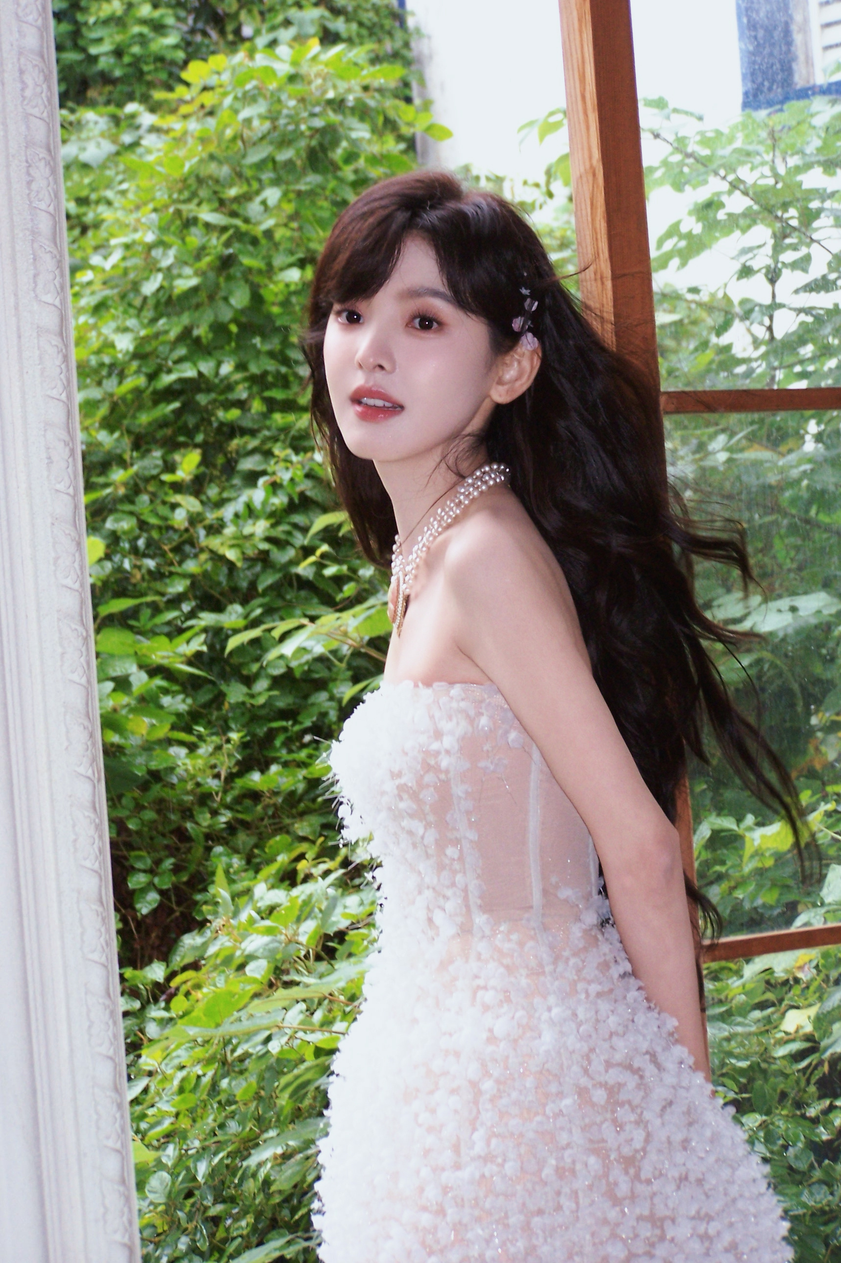 章若楠今日出席湖南卫视疯狂好六夜造型大片，身着Montsand花瓣抹胸短裙搭配长