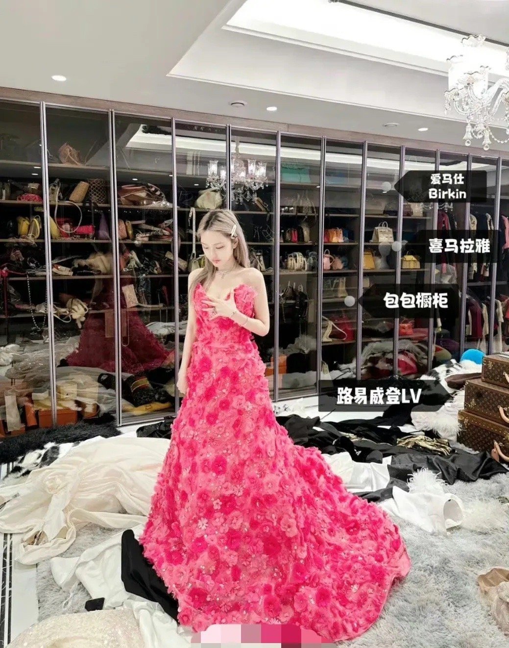 周扬青的包包比我家塑料袋都多。。。。 ​​​