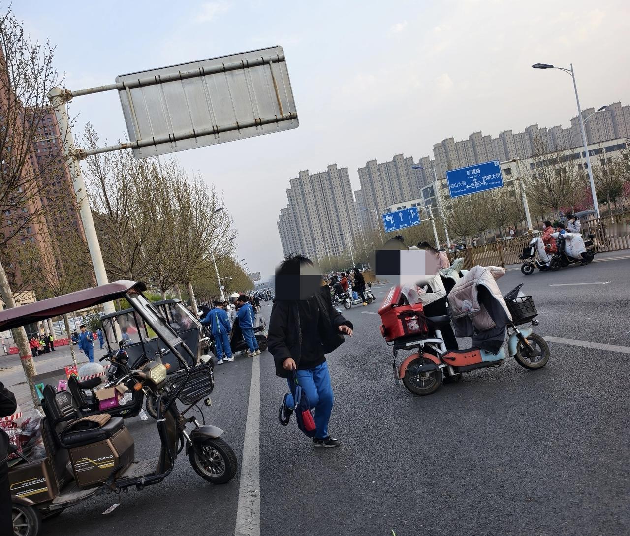 每到放学乱哄哄，武安向阳小学，放学没有纪律安排？每天路过武安向阳小学每次放学学校