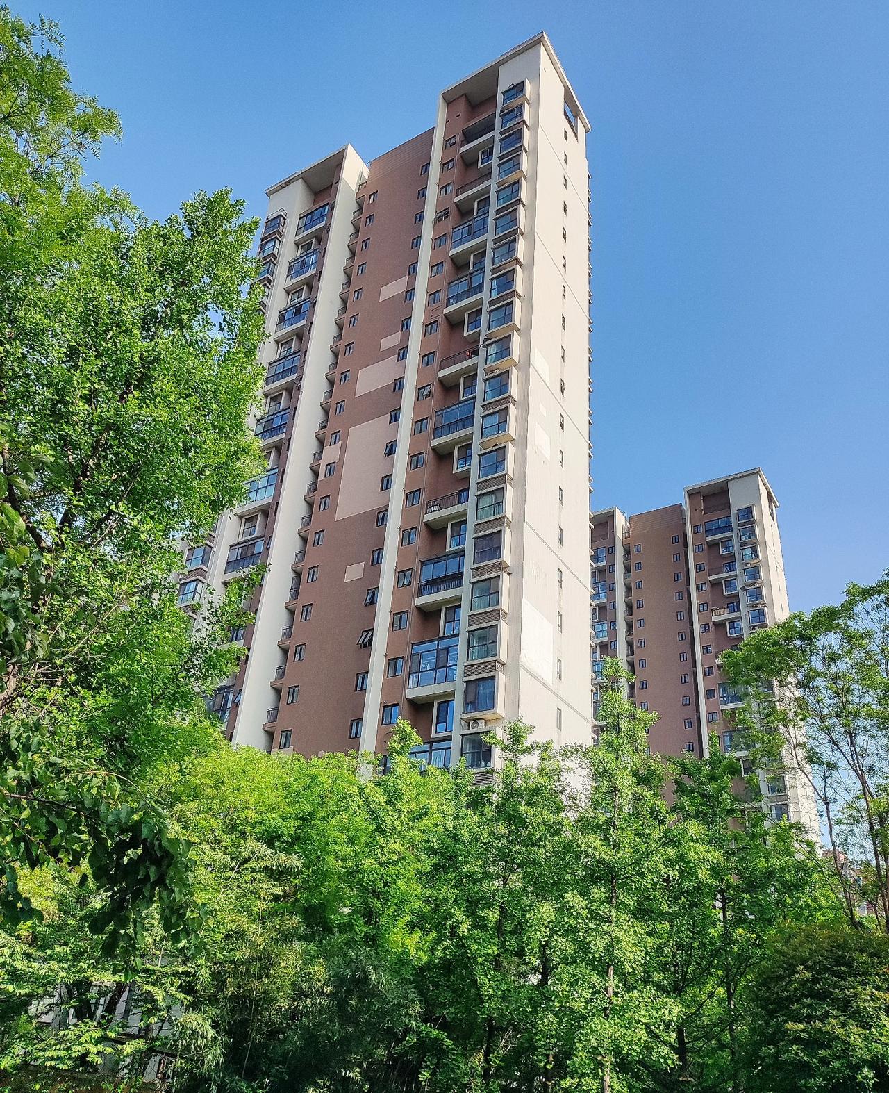 航天基地最坚挺的小区，富力城必须榜上有名。
中午开车来到航天基地富力城找朋友吃饭