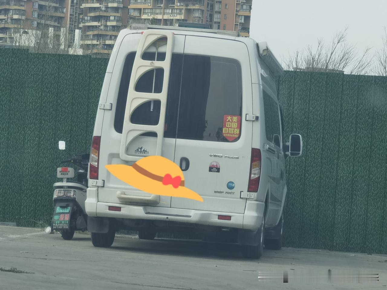 [星星眼][星星眼][星星眼]
这辆房车，隔三差五的停在这里，干什么呢？这里周边