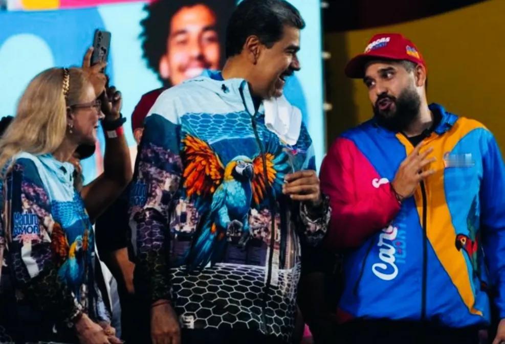 马杜罗和妻子这是在参加什么活动呢？
马杜罗和妻子身上穿的衣服，图案很有特点啊！