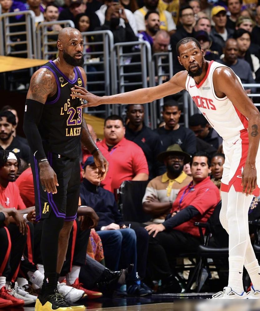 0-3被横扫，加时赛输到脸都不要了，杜兰特人呢？他连替补席都没坐，直接躲回了更衣