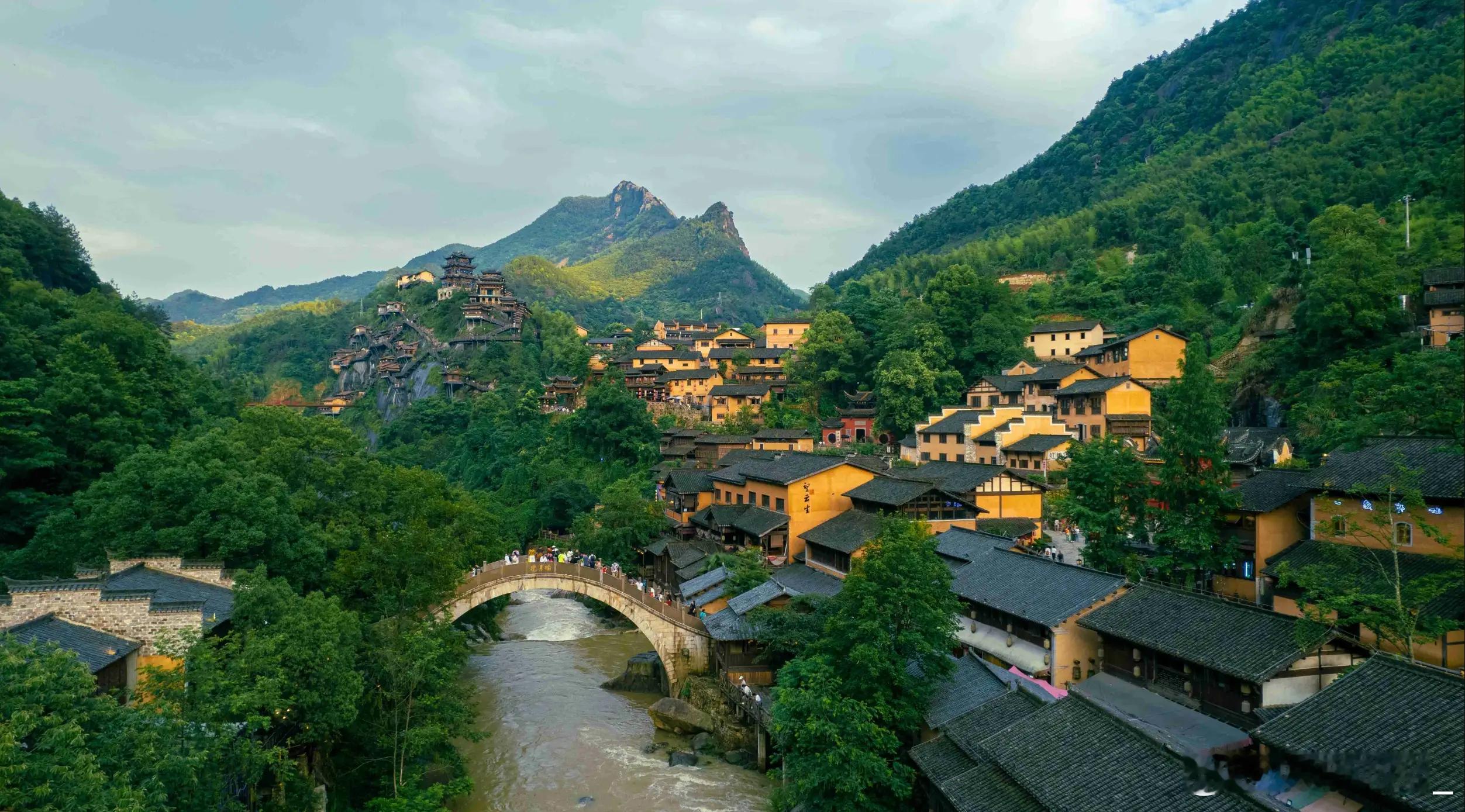 消息一览：1. TCL科技：控股子公司拟60.45亿元购买深圳华星半导体10.7