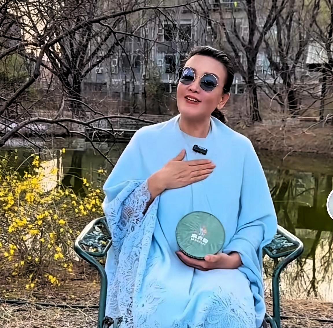 张兰最近视频里说,她穿着裙子很家常,夕阳下她谈心态,她说人顺一切都顺,心态就是好