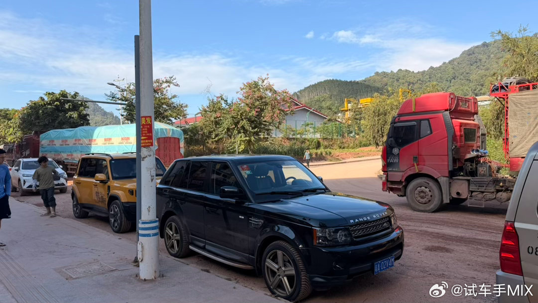 一早三辆SUV即时集合，出发老挝🇱🇦一辆揽胜运动 ​​​