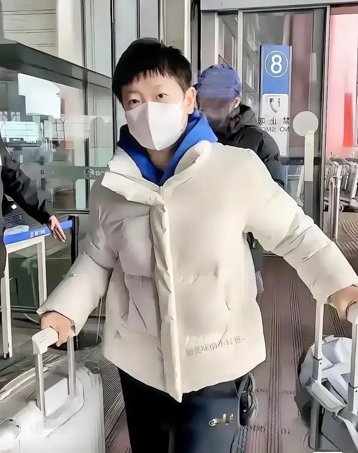 过新年
穿新衣
小太阳
更美丽
飞过天
走过地
依然是
即忙碌
又靓丽
暖心的
