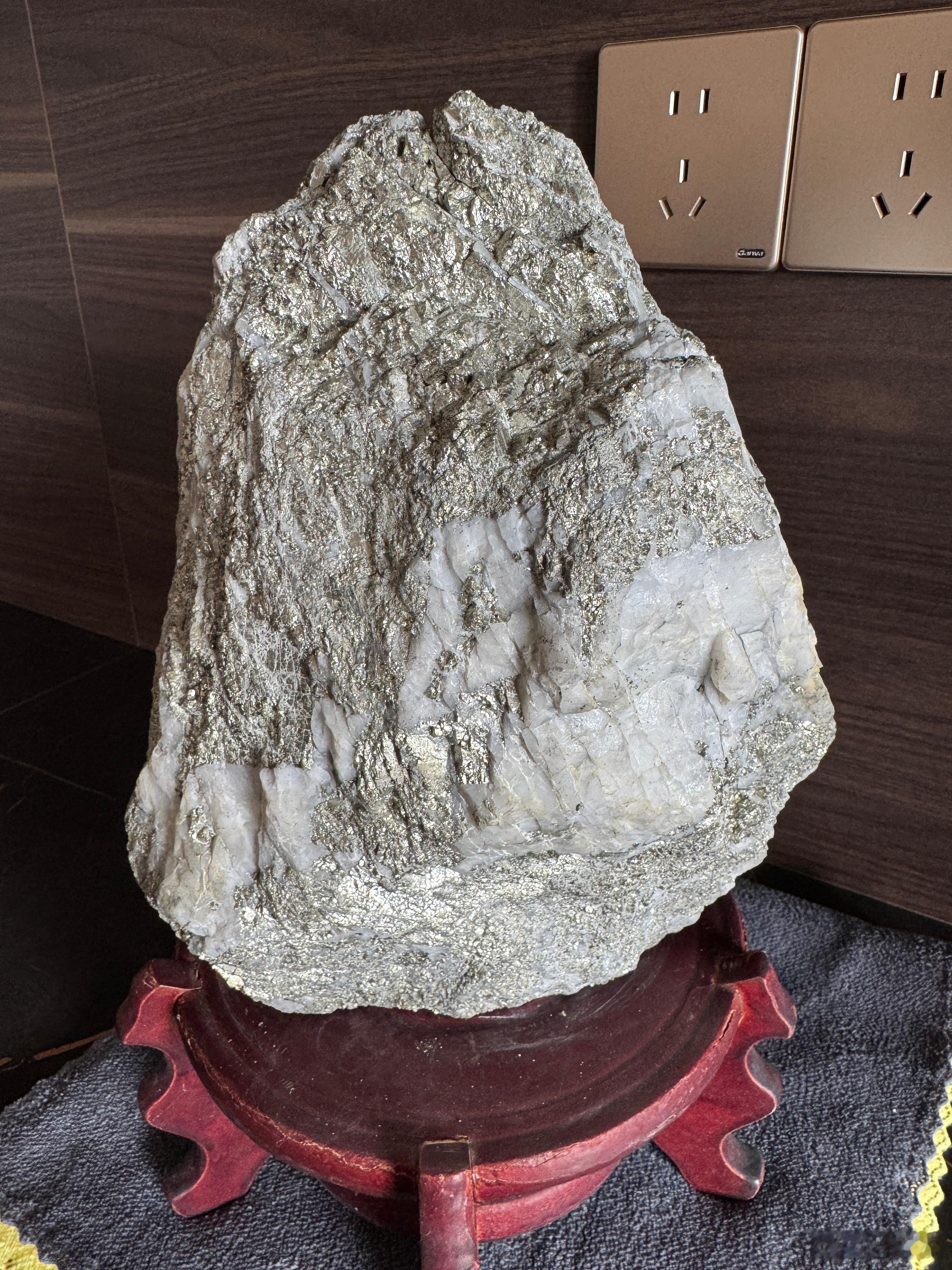 开金矿的老板，送领导的金石，还是挺漂亮的。 