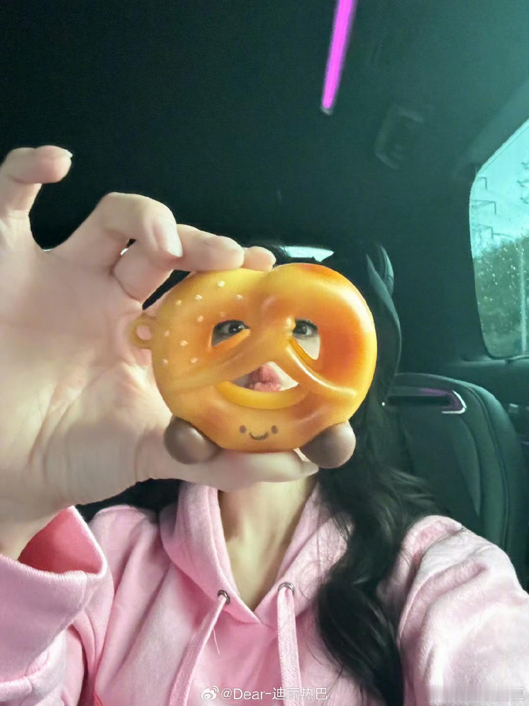 迪丽热巴今天cos碱水结 周一最累的这天看见迪丽热巴营业心情也在不自觉的变好[打