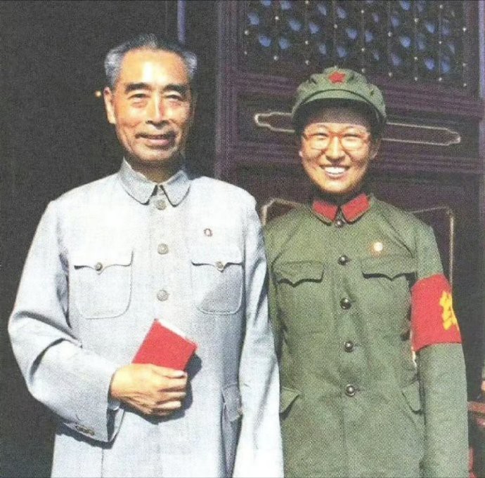 1966年10月1日，周总理与李讷在天安门城楼上的一张合影。 