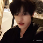 张极雪夜自拍 张极这组雪夜自拍直接戳中我心巴！雪花簌簌飘落，他站在雪中，眉眼被雪