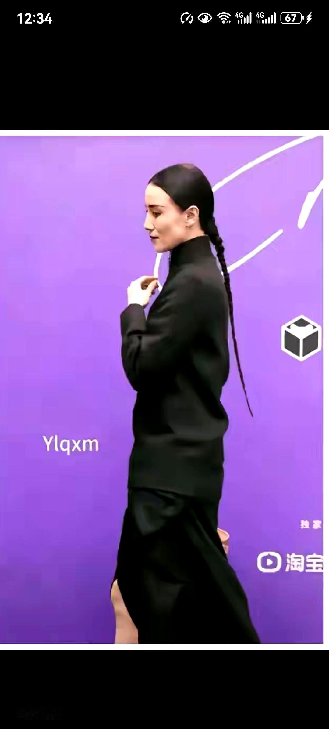 宋佳这次红毯造型一出，评论区直接裂开。
 

黑中山装＋长辫子＋鸟笼，复古味冲得