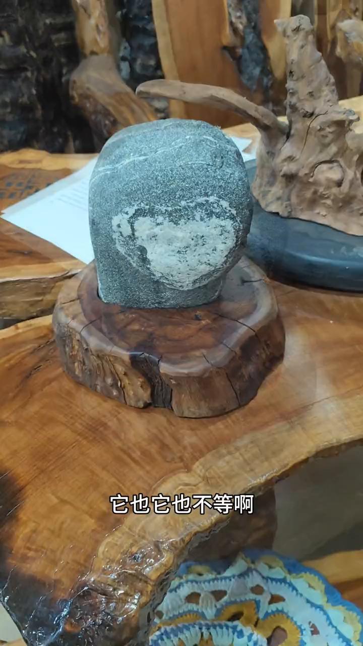 别等一下打包，忘记了这个事。接奇石底座这种活，如果石头能够平放，不用剔槽，略微便