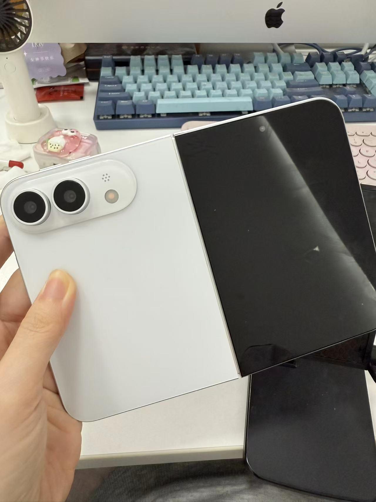 确定了？苹果折叠屏下下个月上线

看看iPhone ultra的机模🤔
等了这