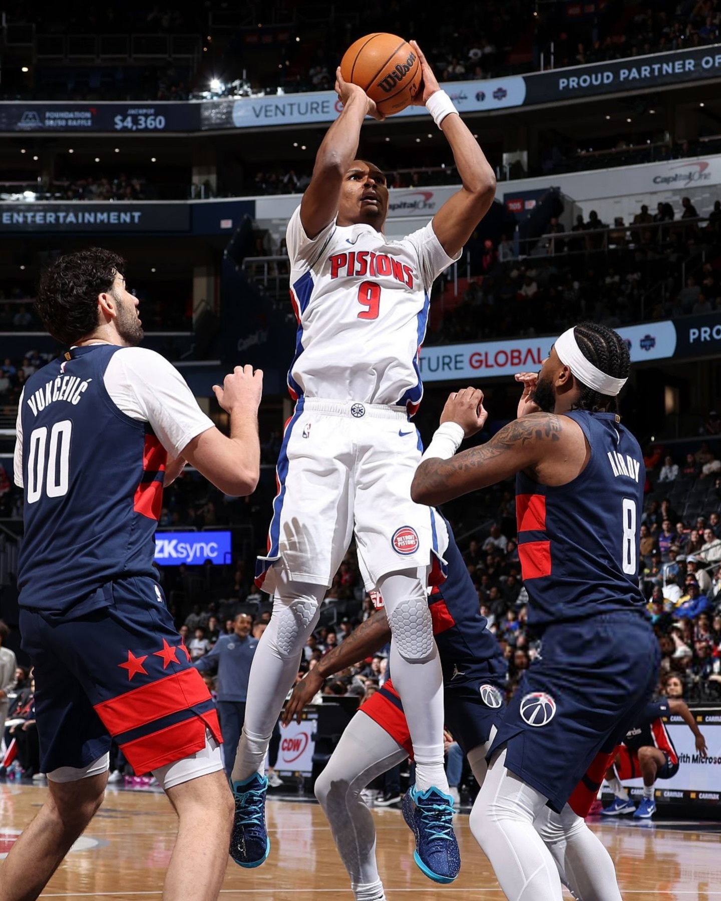 奥萨尔·汤普森今日穿着个人专属的 Nike G.T. Cut 4 PE 登场。作