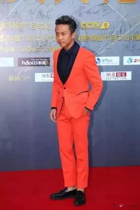 皮肤黑这个颜色的衣服不要碰，邓超亲身做了错误示范，大家值得警惕。
图一，邓超穿的