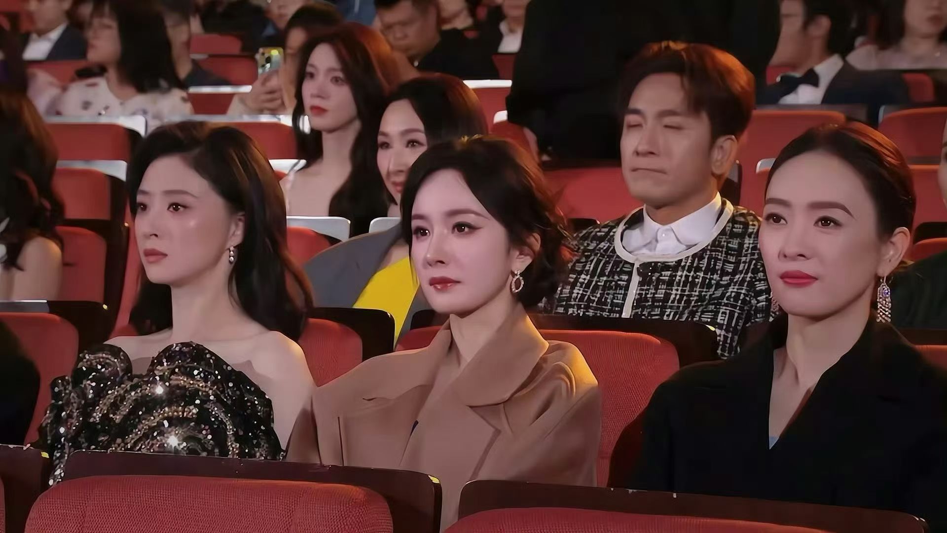 杨幂童瑶蒋欣 三张权威的脸谁说不是呢？杨幂这张脸真的太权威了，妈生脸带来的优越感