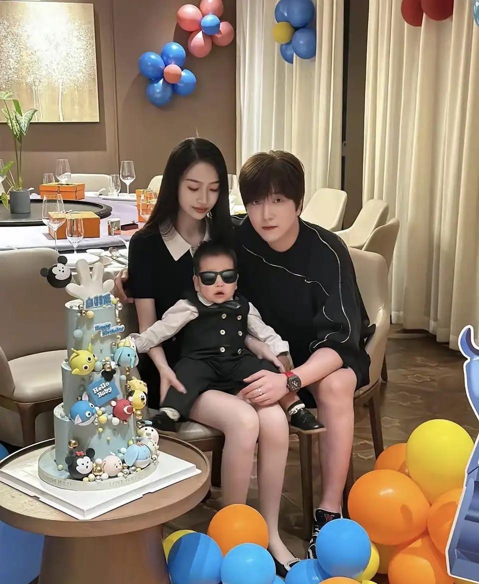 白冰为儿子庆生的迪士尼主题蛋糕，这张全家福如今再看让人感慨万千！