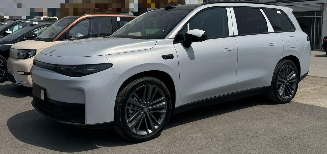 零跑c16纯电5座顶配
指导价178800
现金优惠42800（已修复）
裸车1