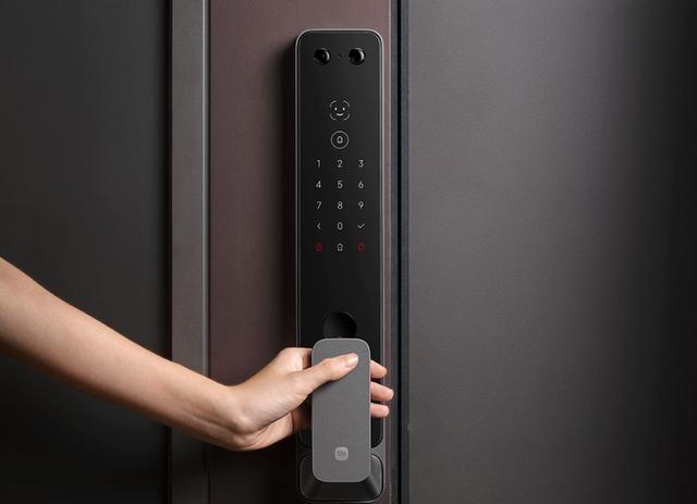 近年来，智能门锁逐渐走入千家万户，带来了便利和安全。然而，也有人担心，智能门锁会