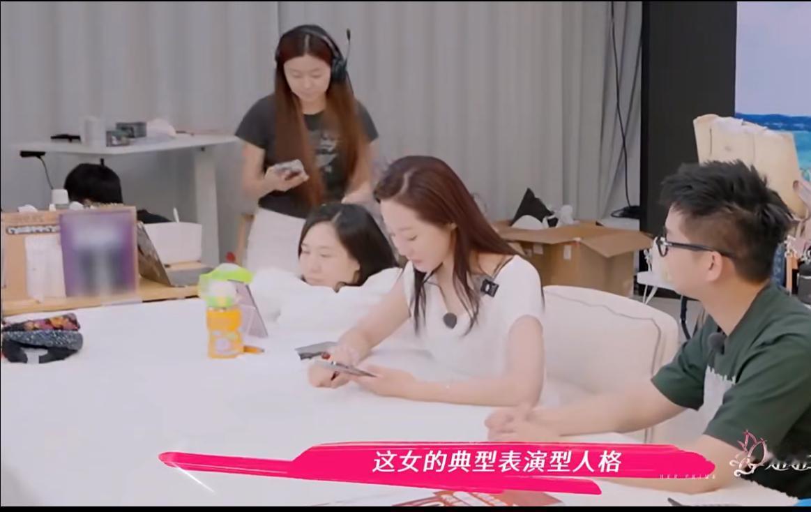 万千惠太猛了，自己读关于她的恶评。
关于黑她是表演性人格，她则调侃应该收表演费。