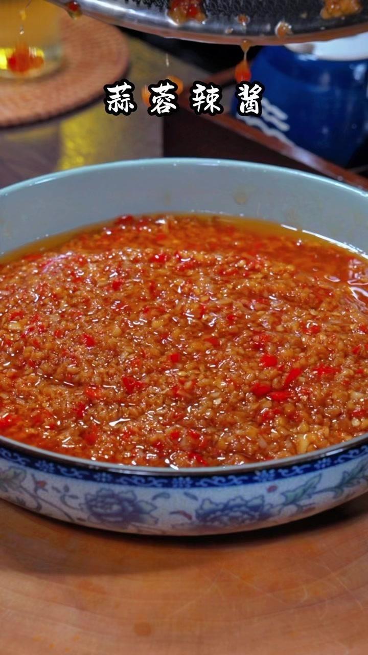今天就把我家开了30年烧烤店的蒜蓉酱分享给大家，不管是蒸生蚝蒸茄子，味道都灰常滴