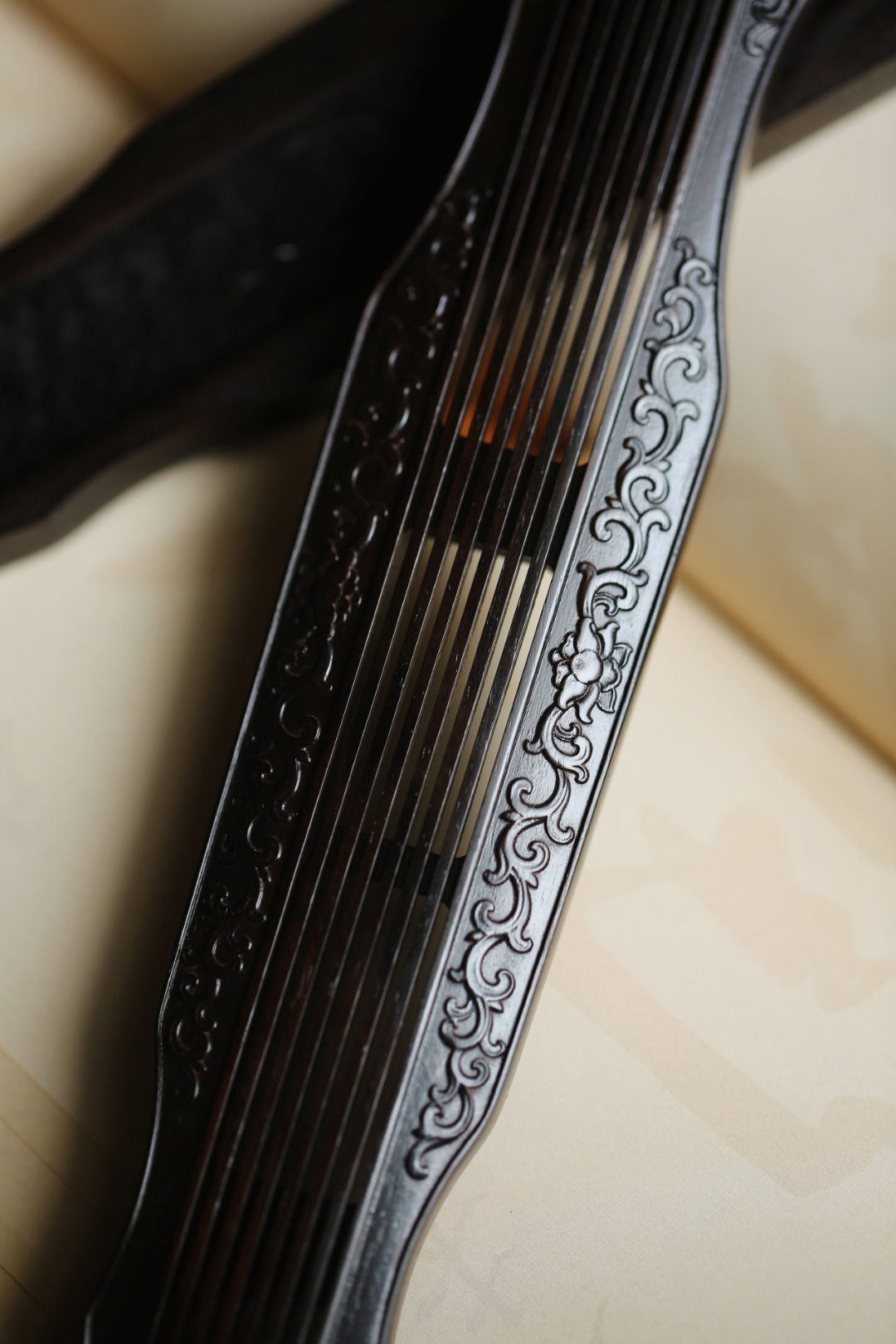 紫光檀【古琴】线香炉以古代七弦古琴为设计元素，香盒造型典雅，烟从弦出，古色古香，