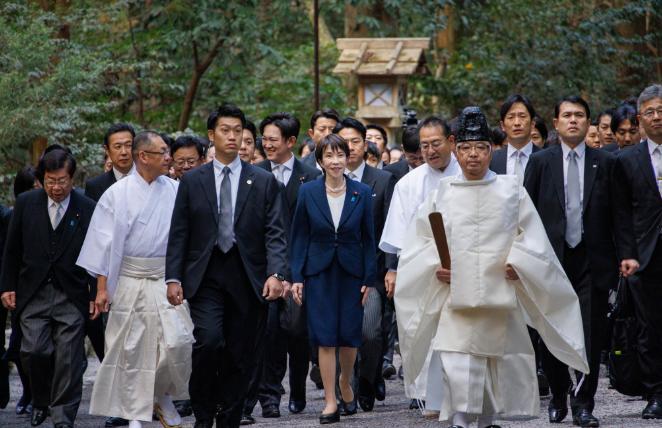 一边抱着安倍晋三的遗像逛伊势神宫，一边又希望在今年扭转中日关系，高市早苗“既要又