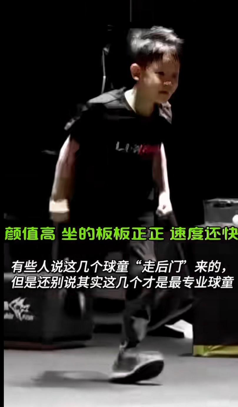 看看这俩球童迅速 敏捷  利落 让人看了感觉孩子们很认真，负责，小豌豆好可爱，脚