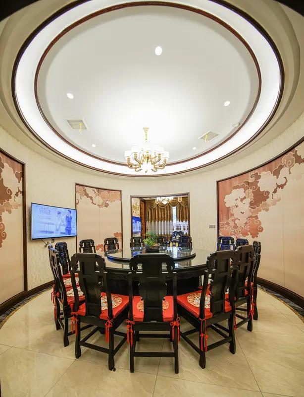 “宁波一餐厅大圆桌可坐55人”的事儿在社交平台火了。有网友发公司年末聚餐视频，这