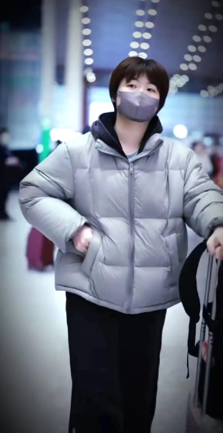 发现没有，蒯曼越来越自信了！这次参加在海口举办的亚洲杯，出发的时候，蒯曼里面穿的