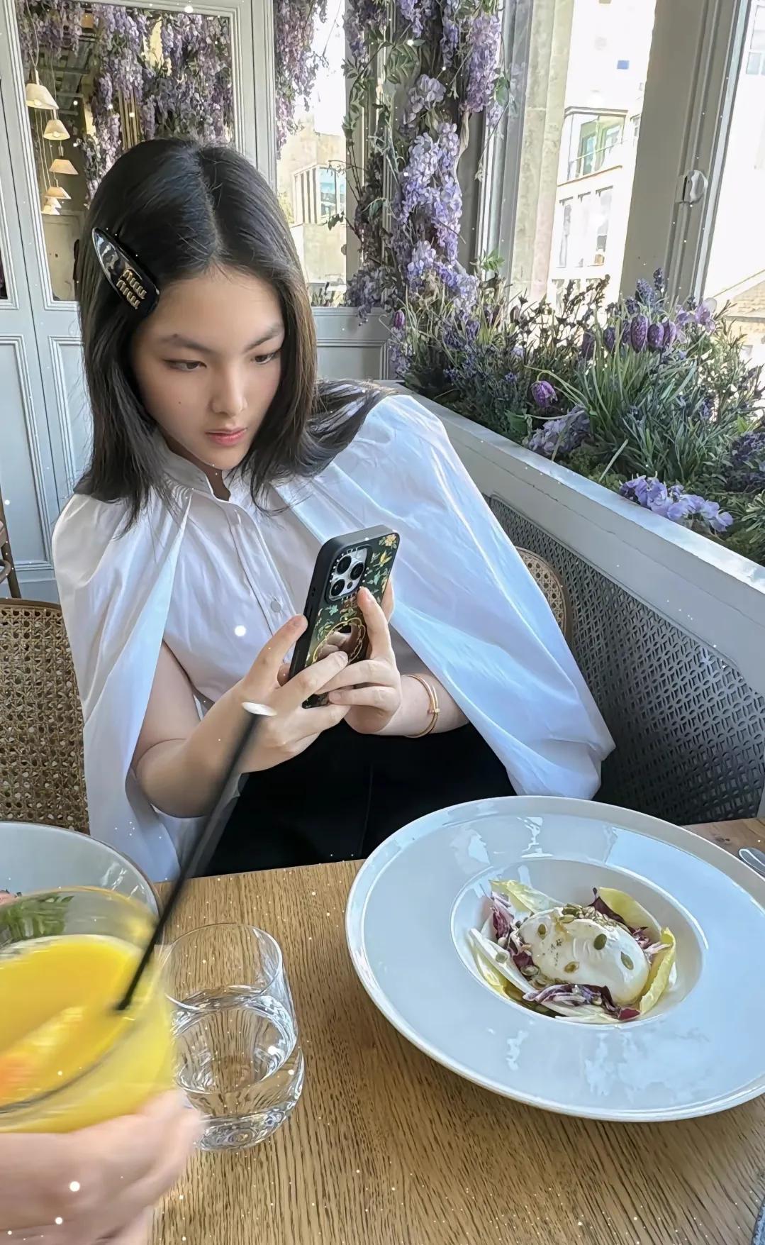 李湘镜头下的王诗龄，真正的名媛千金，气质太好了！连个发夹都是MiuMiu[呲牙]