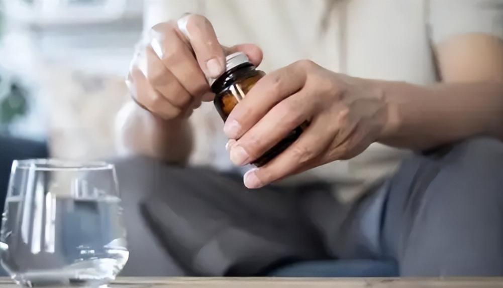 59岁男子猝死，生前每天雷打不动吃降压药，检查后犯了4个错误
小区里的王大叔，5